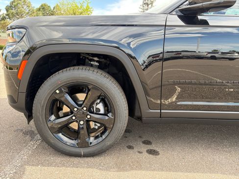 New 2026 Jeep Grand Cherokee Limited w/ Limited Altitude Package AWD/4WD image 11