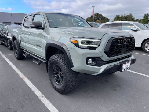 Used 2023 Toyota Tacoma TRD Off-Road w/ Advanced Technology Package AWD/4WD image 1
