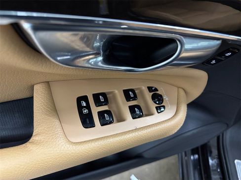 Used 2017 Volvo XC90 T6 Momentum w/ Vision Package image 13