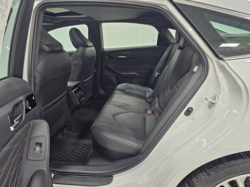 Used 2022 Toyota Avalon Limited image 3