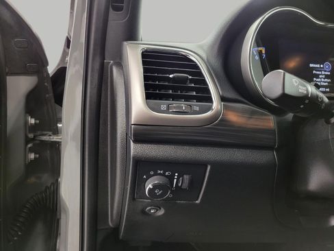 Used 2022 Jeep Grand Cherokee Laredo X image 10