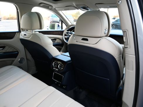 Used 2022 Bentley Bentayga image 48