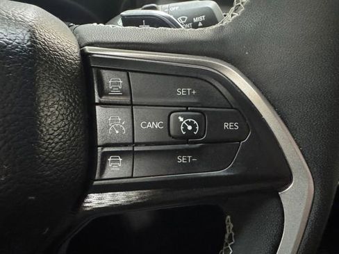 Used 2025 Jeep Grand Cherokee Altitude AWD/4WD image 19