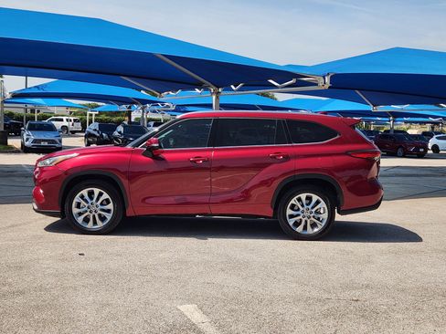 Used 2021 Toyota Highlander Limited FWD image 3