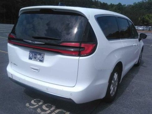 Used 2024 Chrysler Pacifica Touring-L FWD image 4