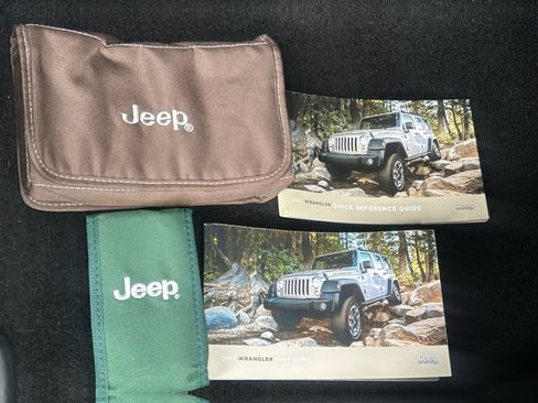 Used 2017 Jeep Wrangler Unlimited Sahara w/ Connectivity Group AWD/4WD image 17