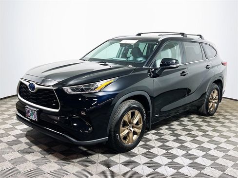 Certified 2023 Toyota Highlander Bronze Edition image 4