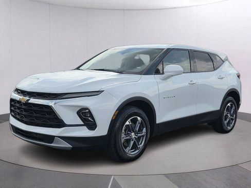 Used 2025 Chevrolet Blazer LT FWD image 3
