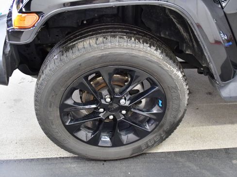 Used 2022 Jeep Wrangler Unlimited Sahara w/ Cold Weather Group image 57