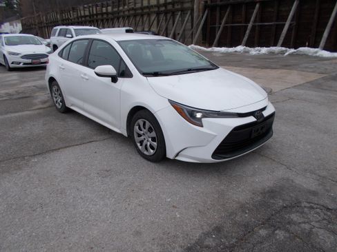 Used 2023 Toyota Corolla LE image 3