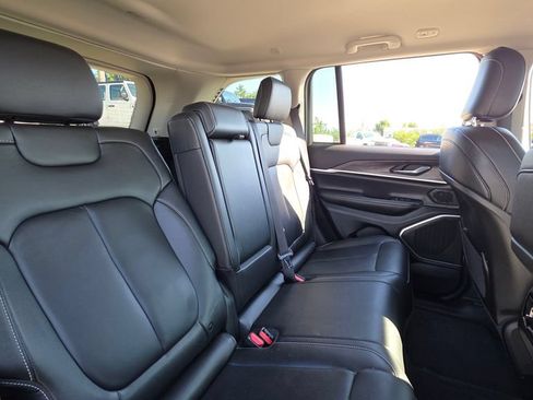 Used 2023 Jeep Grand Cherokee Limited AWD/4WD image 15