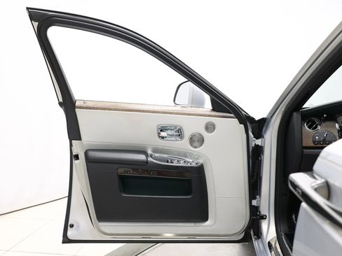 Used 2019 Rolls-Royce Ghost RWD image 14