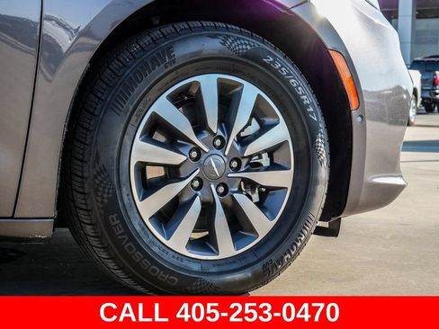 Used 2021 Chrysler Pacifica Touring-L FWD image 9