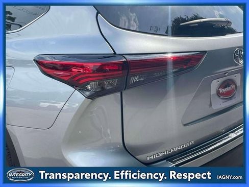 Used 2023 Toyota Highlander XLE AWD/4WD image 11