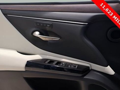 Used 2025 Lexus ES 300h w/ Premium Package image 33