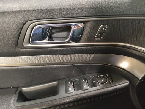 Used 2018 Ford Explorer XLT image 27