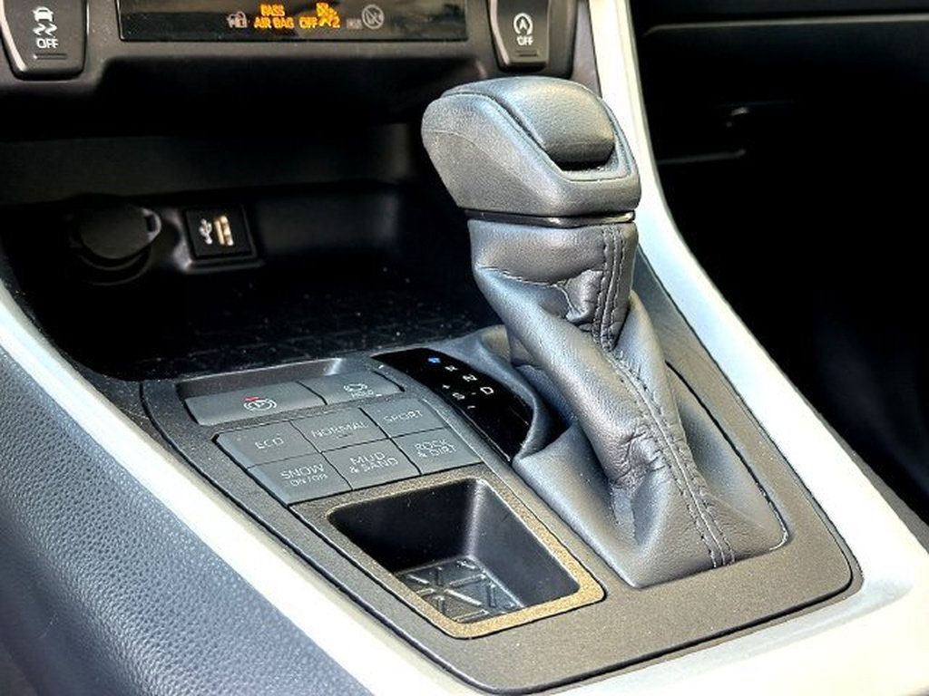 Certified 2025 Toyota RAV4 XLE AWD/4WD image 17