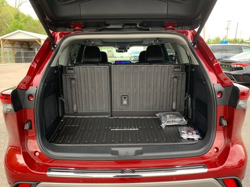 New 2026 Toyota Highlander Platinum AWD/4WD image 18