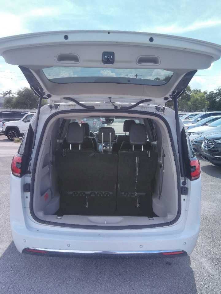 Used 2023 Chrysler Pacifica Touring-L FWD image 4