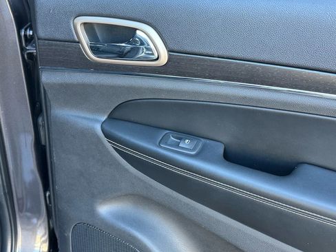 Used 2017 Jeep Grand Cherokee Limited image 25