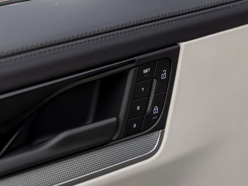 New 2025 Porsche Cayenne Coupe image 21