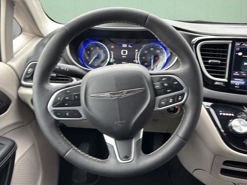 Certified 2024 Chrysler Pacifica Touring-L image 25