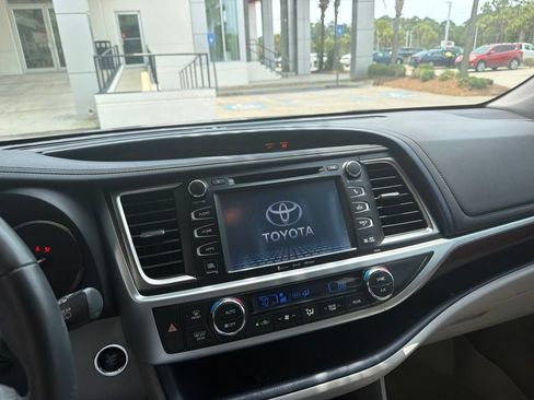 Used 2016 Toyota Highlander Limited Platinum FWD image 2