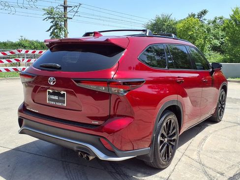 Used 2024 Toyota Highlander XSE FWD image 3