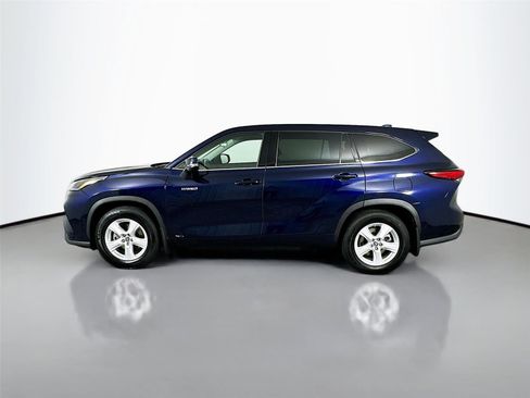 Certified 2021 Toyota Highlander LE image 8