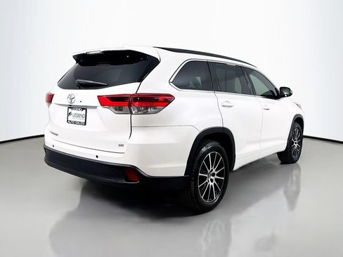 Used 2017 Toyota Highlander SE FWD image 4