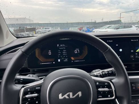 Used 2026 Kia Carnival FWD image 42