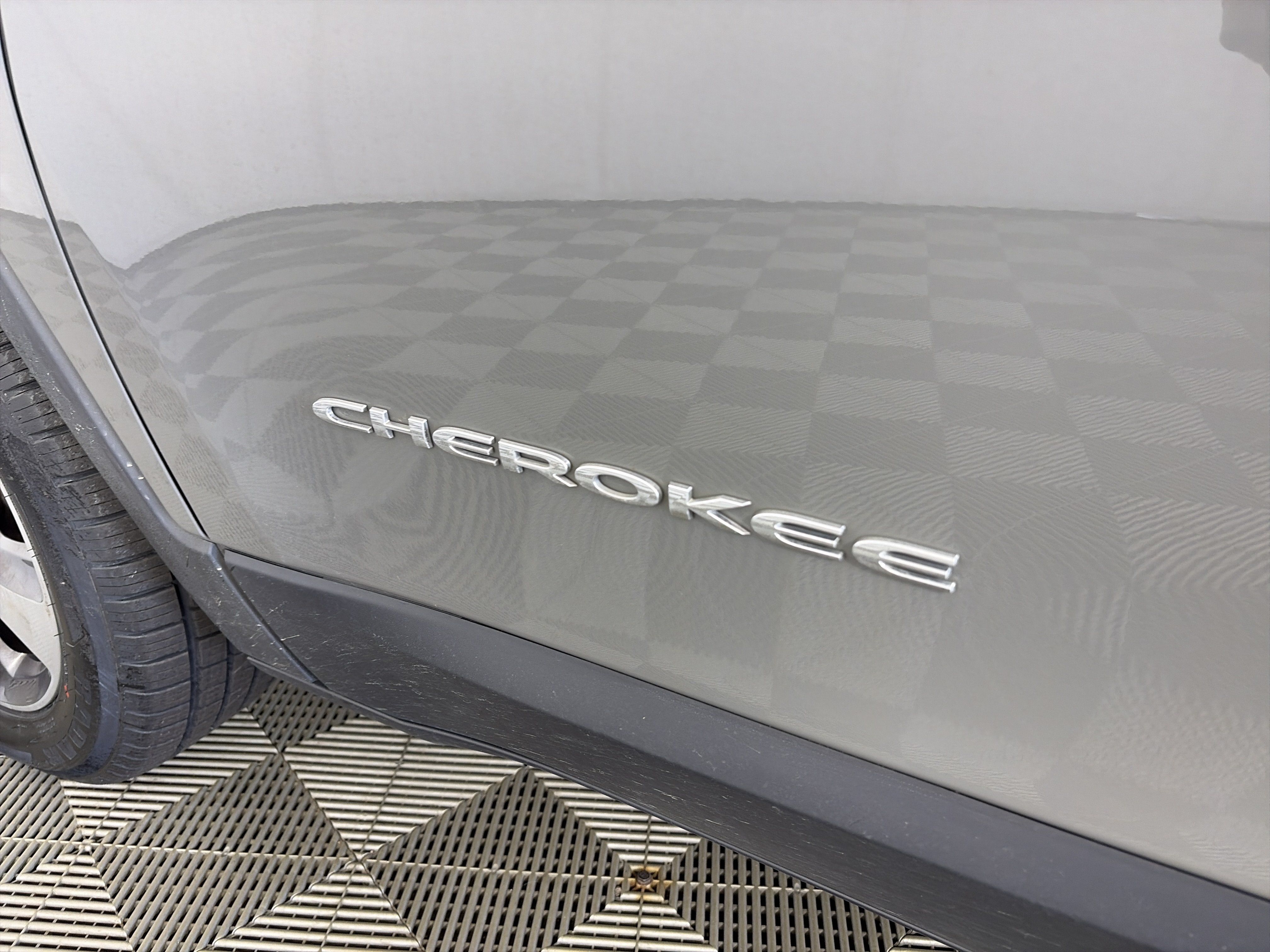 Used 2019 Jeep Cherokee Limited w/ Luxury Group AWD/4WD image 18