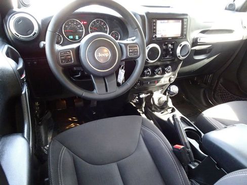 Used 2014 Jeep Wrangler Unlimited Rubicon w/ Connectivity Group AWD/4WD image 9