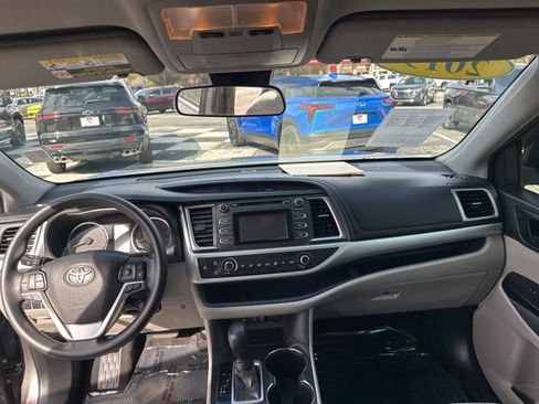 Used 2019 Toyota Highlander LE image 6