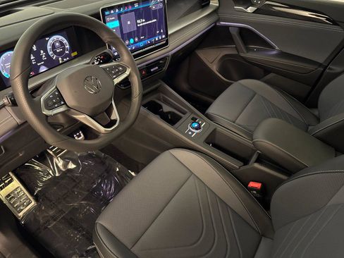 New 2026 Volkswagen Tiguan SE R-Line image 9