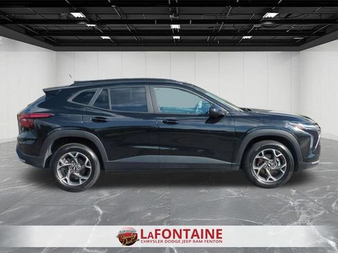 Used 2024 Chevrolet Trax LT w/ Sunroof Package FWD image 6