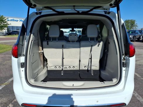 Used 2018 Chrysler Pacifica Touring-L image 20