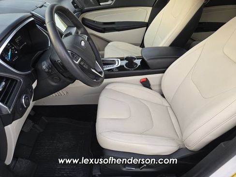 Used 2018 Ford Edge Titanium w/ Equipment Group 302A AWD/4WD image 10