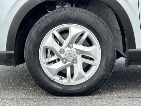 Used 2023 Hyundai Venue SE image 24