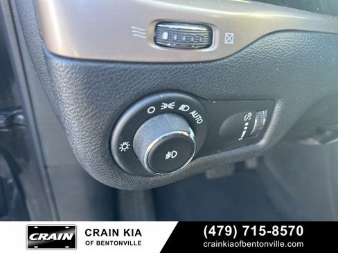 Used 2018 Jeep Cherokee Latitude w/ Altitude Package image 18