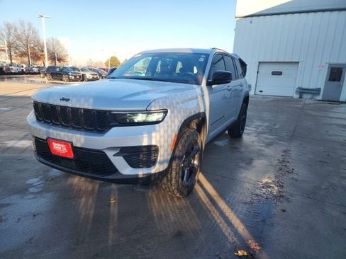 New 2025 Jeep Grand Cherokee Altitude AWD/4WD image 3