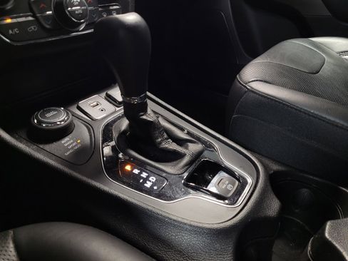 Used 2019 Jeep Cherokee Limited w/ Technology Group image 26