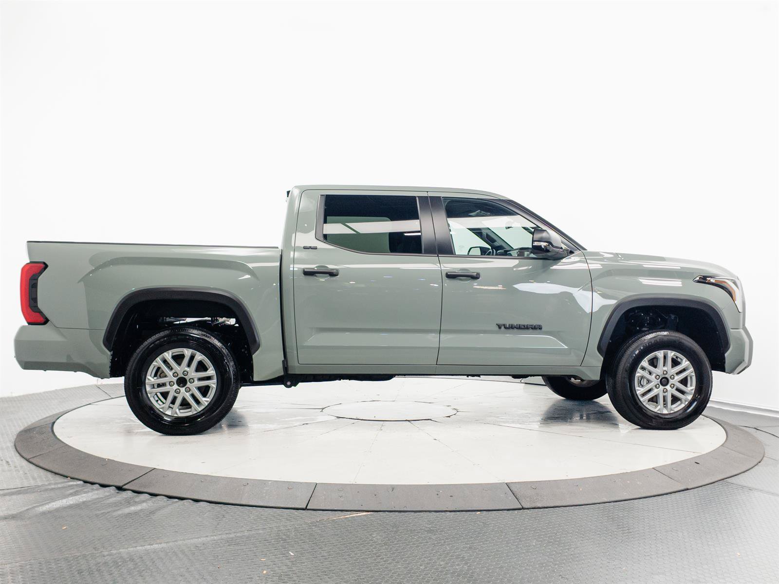 Used 2025 Toyota Tundra SR5 w/ SR5 Convenience Package AWD/4WD image 14