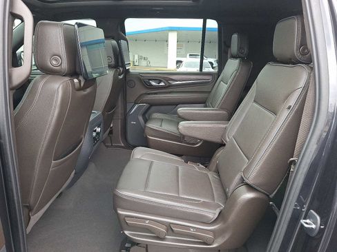 Used 2023 GMC Yukon XL Denali image 10