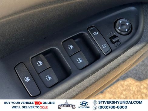 Certified 2025 Hyundai Venue SE image 24