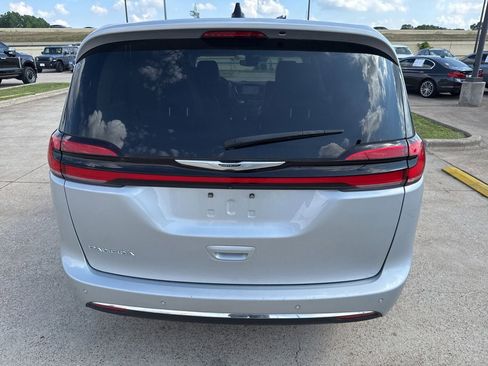 Used 2023 Chrysler Pacifica Touring-L FWD image 9