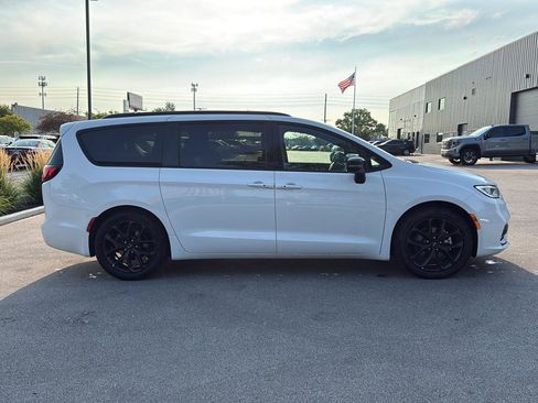 Used 2025 Chrysler Pacifica Limited FWD image 2
