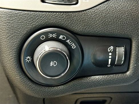 Used 2022 Jeep Cherokee Latitude image 12