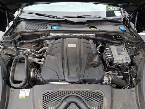 Certified 2021 Porsche Macan Turbo AWD/4WD image 32
