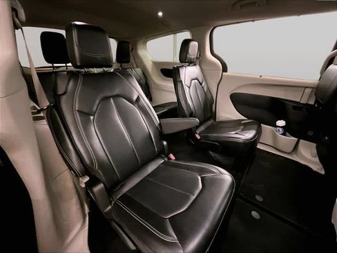 Used 2023 Chrysler Pacifica Touring-L FWD image 26